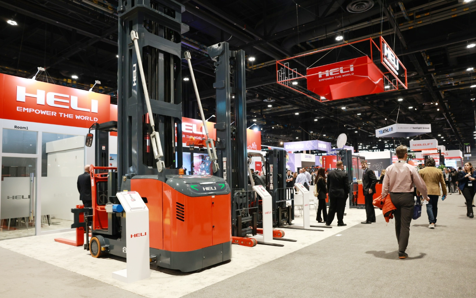 8.新產品窄巷道三向叉車亮相今年ProMAT芝加哥展覽.png 8.新產品窄巷道三向叉車亮相今年ProMAT芝加哥展覽.png