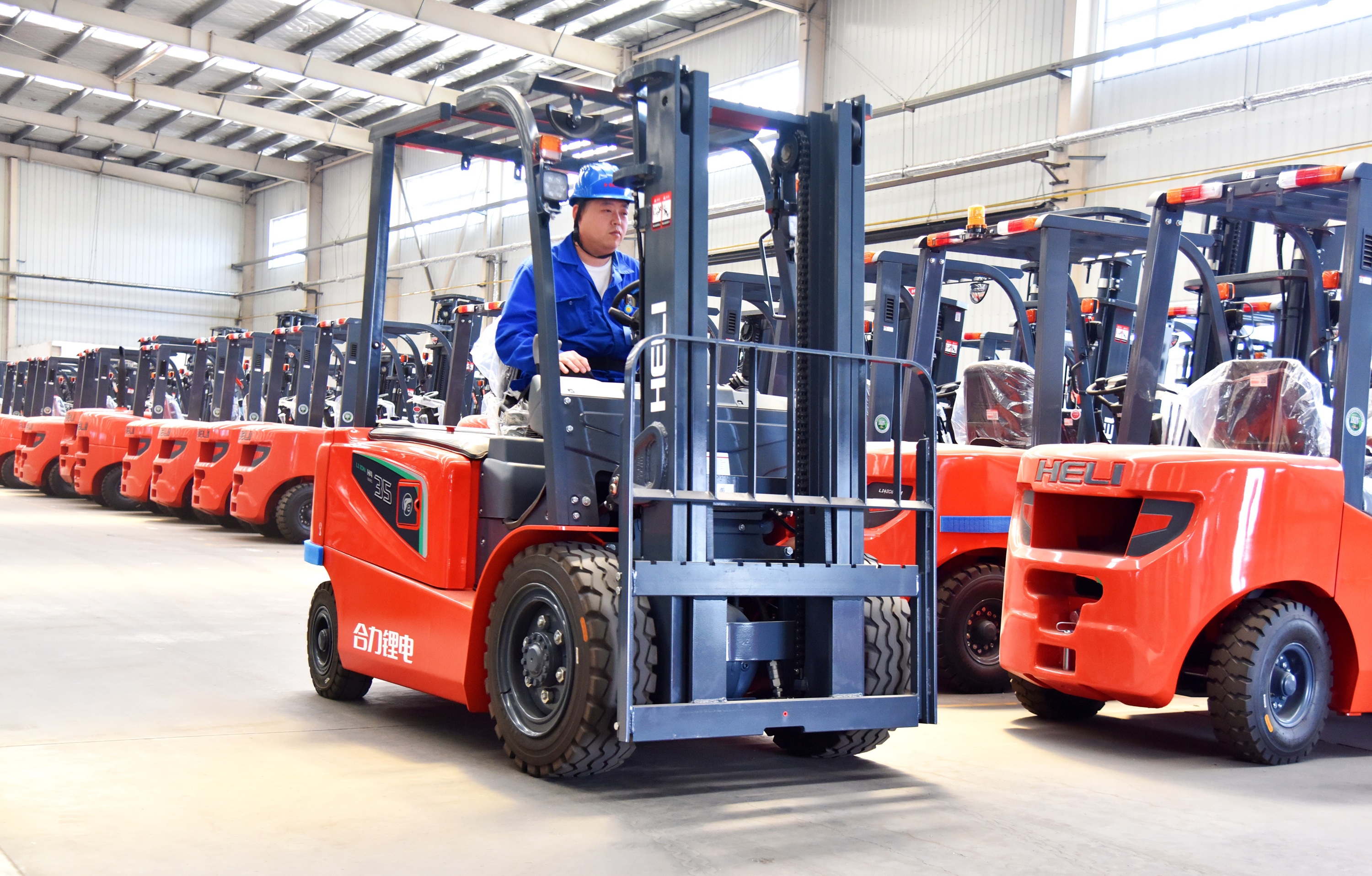 9.新能源產品H4鋰電叉車.jpg 9.新能源產品H4鋰電叉車.jpg