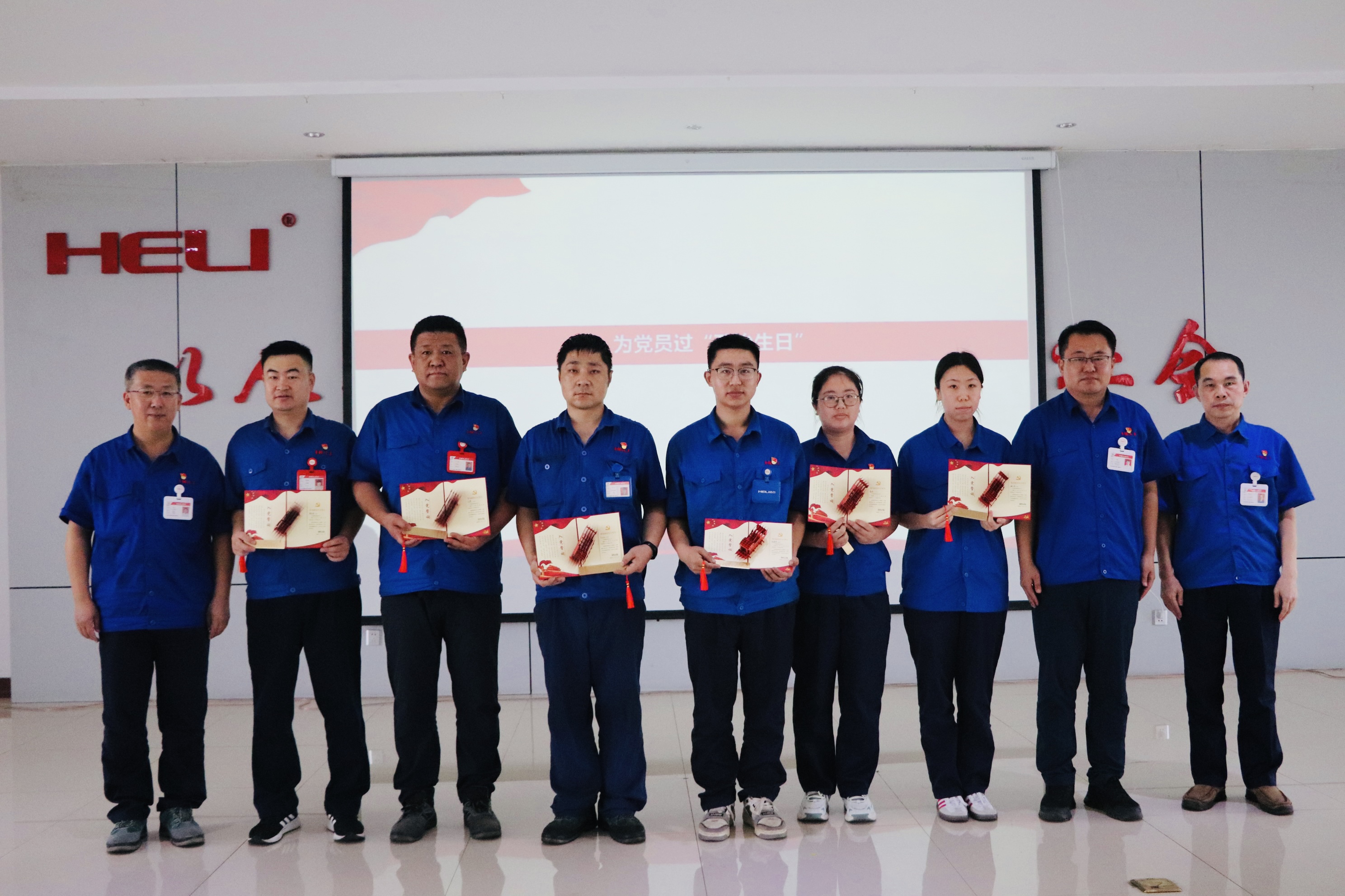 為黨員代表過(guò)“政治生日”.jpg