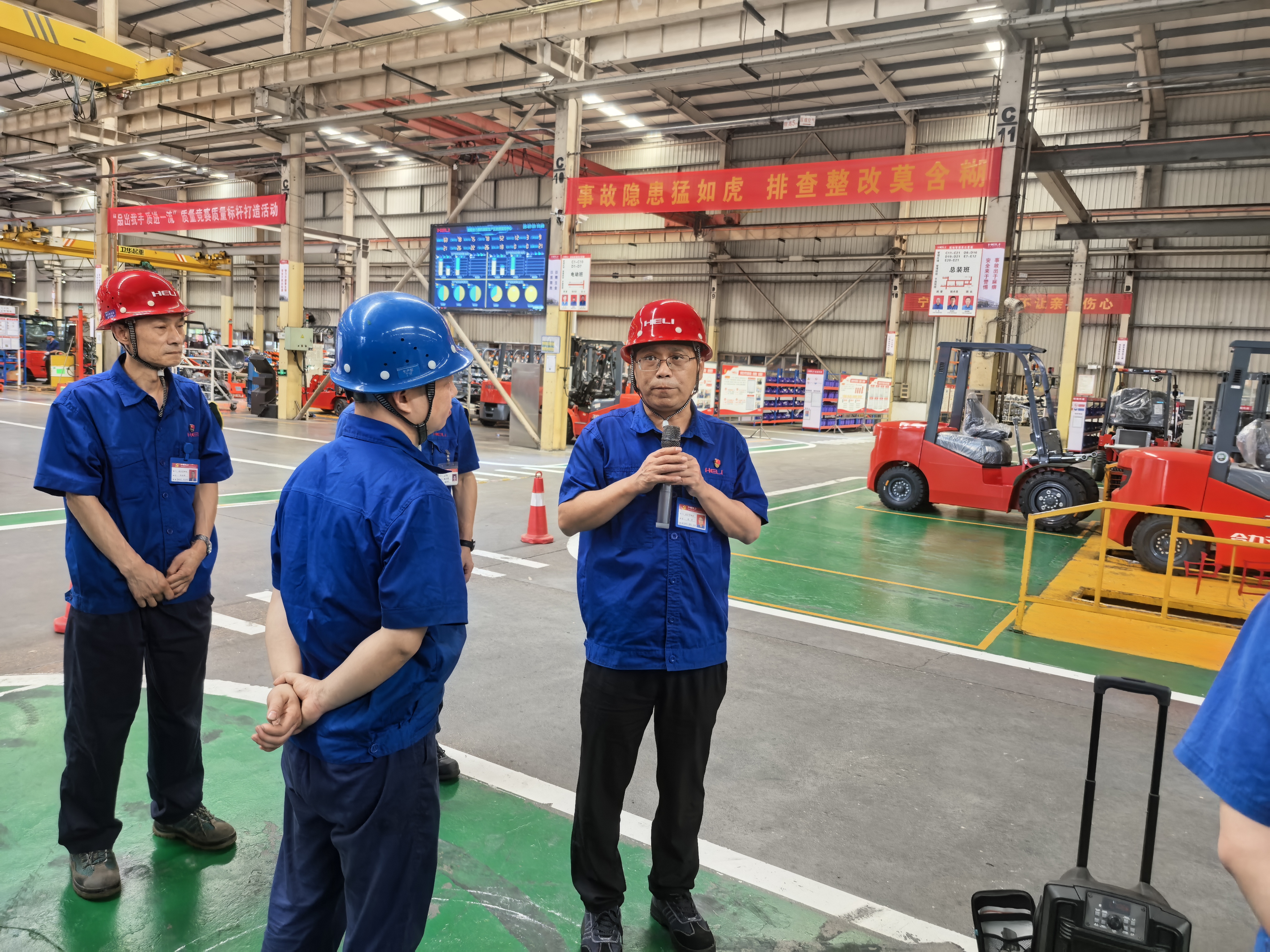 黨委書記、董事長(zhǎng)、總經(jīng)理陳軍對(duì)活動(dòng)進(jìn)行指導(dǎo).jpg 黨委書記、董事長(zhǎng)、總經(jīng)理陳軍對(duì)活動(dòng)進(jìn)行指導(dǎo).jpg