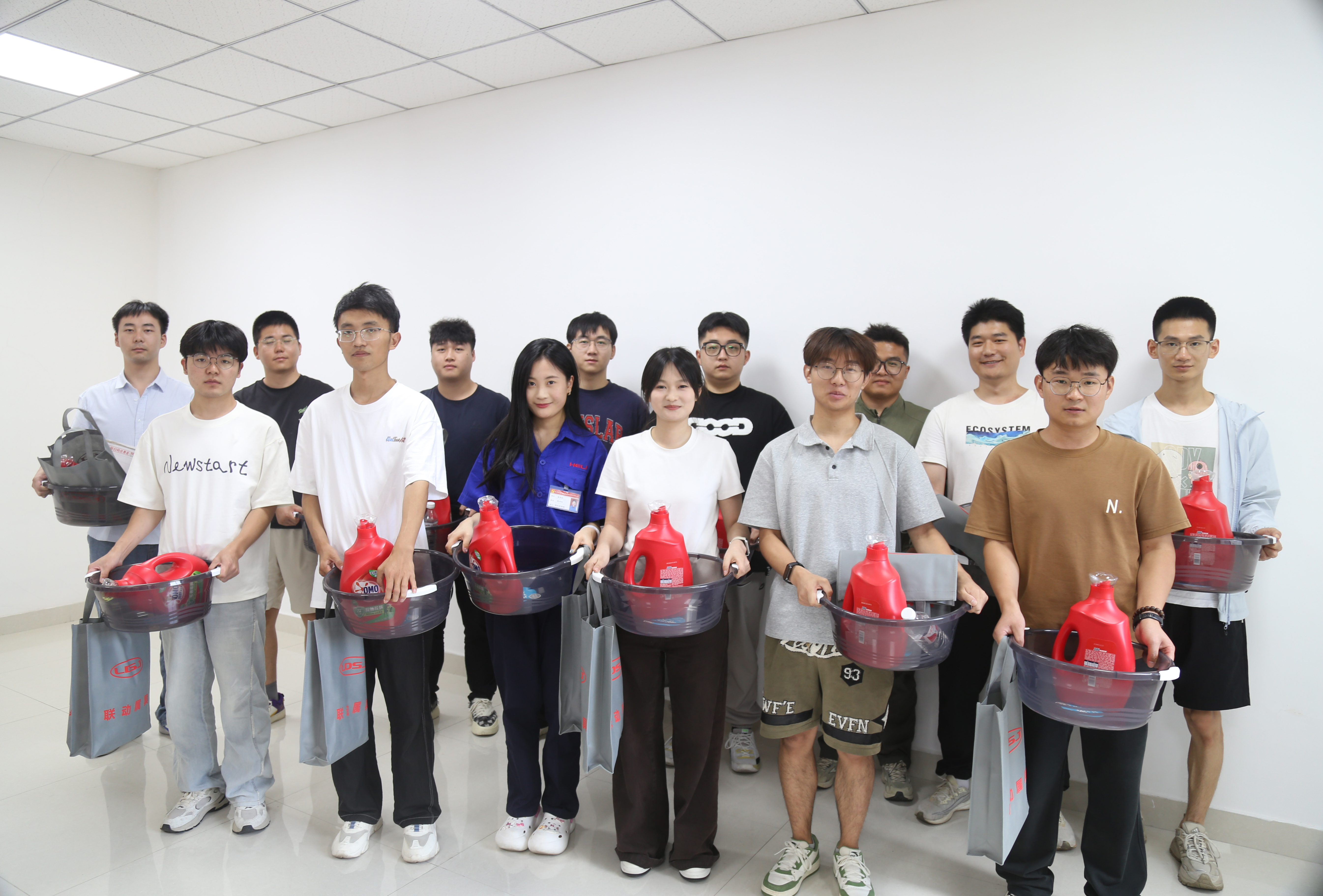 3.為新入職畢業生贈送禮包.jpg 3.為新入職畢業生贈送禮包.jpg