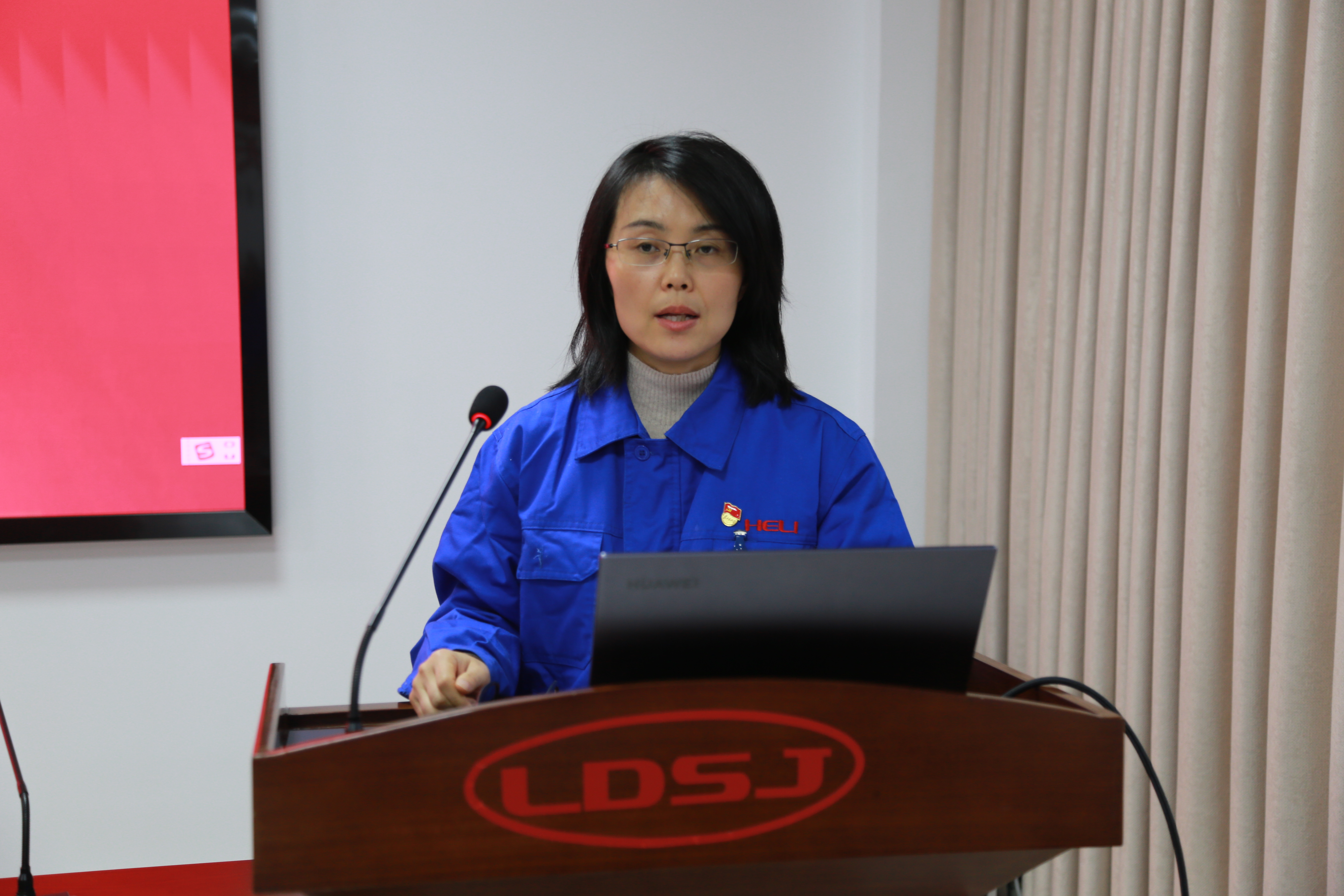 2.公司黨委副書記、紀委書記王麗主持會議.JPG 2.公司黨委副書記、紀委書記王麗主持會議.JPG